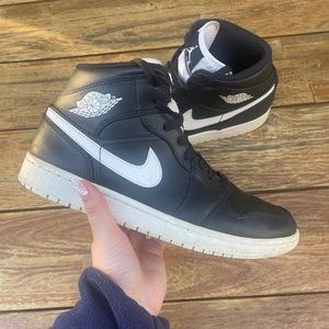 Jordan 1 mid black white
